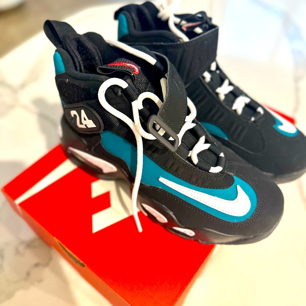 NIKE Air Griffey Max 1 (GS) US 4Y in black multicolor/ fresh water in box